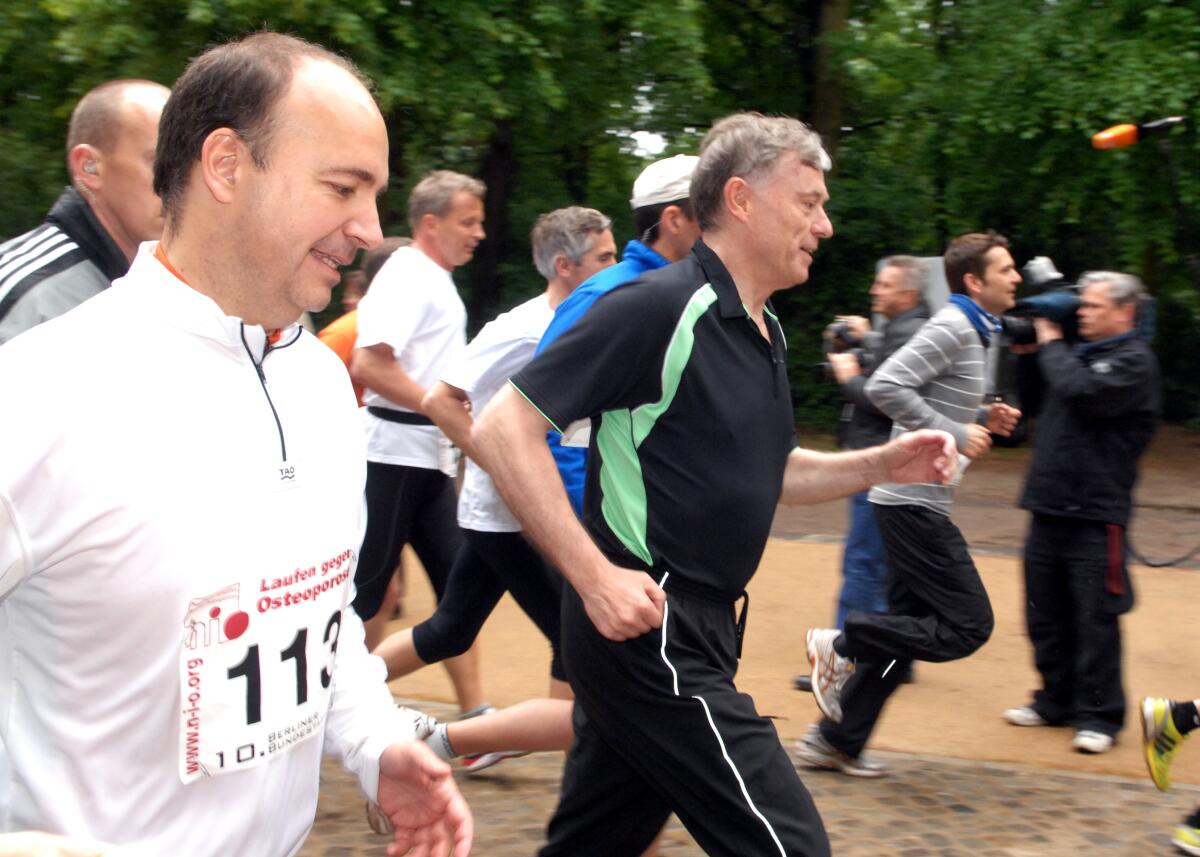 Der 10. Bundestagslauf der Sportgemeinschaft Deutscher Bundestag e. V. findet im Tiergarten statt. Bundestagsvizepräsidentin Gerda Hasselfeldt, CDU/CSU, gibt den "Startschuss". An der 7,2. KM-Strecke nimmt auch Bundespräsident Horst Köhler (mitte) teil. Köhler, Horst Der 10. Bundestagslauf der Sportgemeinschaft Deutscher Bundestag e. V. findet im Tiergarten statt. Bundestagsvizepräsidentin Gerda Hasselfeldt, CDU/CSU, gibt den "Startschuss". An der 7,2. KM-Strecke nimmt auch Bundespräsident Horst Köhler (mitte) teil.
