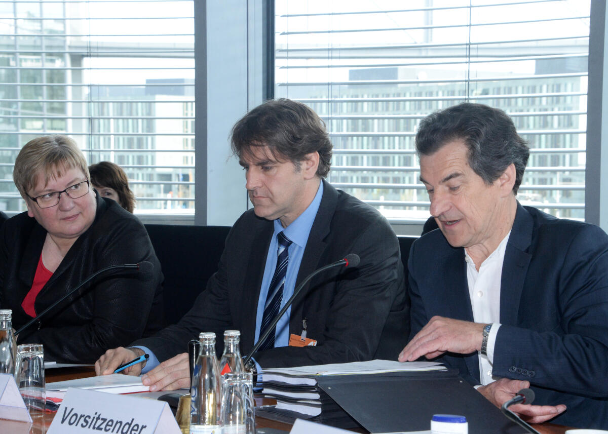 Prof. Dr. Andreas Löschel, (mitte), Vorsitzender der Kommission zum Monitoring Prozess "Energie mit Zukunft", ist zu Gast beim Ausschuss des Deutschen Bundestages für Wirtschaft und Energie. Der stellvertretende Vorsitzende des Ausschusses, Klaus Barthel, (re), SPD, leitet die Sitzung, an der die Parlamentarische Staatssekretärin Iris Gleicke, SPD, teilnimmt. Barthel, Klaus; Gleicke, Iris; Löschel, Andreas Prof. Dr. Andreas Löschel, (mitte), Vorsitzender der Kommission zum Monitoring Prozess "Energie mit Zukunft", ist zu Gast beim Ausschuss des Deutschen Bundestages für Wirtschaft und Energie. Der stellvertretende Vorsitzende des Ausschusses, Klaus Barthel, (re), SPD, leitet die Sitzung, an der die Parlamentarische Staatssekretärin Iris Gleicke, SPD, teilnimmt.