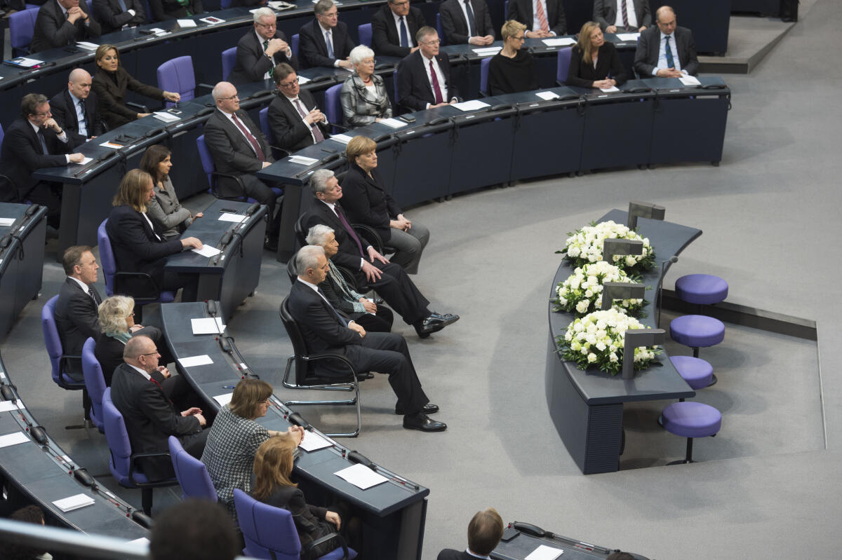 Ehrengäste im Plenarsaal während der Gedenkstunde des Deutschen Bundestages zum Tag des Gedenkens an die Opfer des Nationalsozialismus im Plenarsaal im Reichstagsgebäude v.l.n.r.: der Bundesratsvorsitzende und Ministerpräsident des Freistaates Sachsen, Stanislaw Tillich, CDU, die US-amerikanische Schriftstellerin und Literaturwissenschaftlerin Prof. Dr. Ruth Klüger, Bundespräsident, Joachim Gauck, und Bundeskanzlerin, Dr. Angela Merkel, CDU/CSU, MdB.; Gedenktag Ehrengäste im Plenarsaal während der Gedenkstunde des Deutschen Bundestages zum Tag des Gedenkens an die Opfer des Nationalsozialismus im Plenarsaal im Reichstagsgebäude v.l.n.r.: der Bundesratsvorsitzende und Ministerpräsident des Freistaates Sachsen, Stanislaw Tillich, CDU, die US-amerikanische Schriftstellerin und Literaturwissenschaftlerin Prof. Dr. Ruth Klüger, Bundespräsident, Joachim Gauck, und Bundeskanzlerin, Dr. Angela Merkel, CDU/CSU, MdB.; Gedenktag