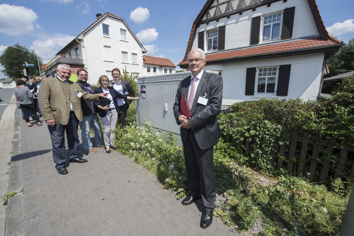 Ortstermin des Petitionsausschusses in Detmold. Vlnr: Hermann Färber, CDU/CSU, MdB, Peter Meiwald, Bündnis 90/Die Grünen, MdB, Christel Voßbeck-Kayser, CDU/CSU, MdB, Stefan Schwartze, SPD, MdB, und Günter Baumann, CDU/CSU, MdB. Ortsbesichtigung des Telekommunikations-Multifunktionsgehäuses aufgrund einer Petition.; Ortsbegehung Färber, Hermann; Meiwald, Peter; Voßbeck-Kayser, Christel; Schwartze, Stefan; Baumann, Günter Ortstermin des Petitionsausschusses in Detmold. Vlnr: Hermann Färber, CDU/CSU, MdB, Peter Meiwald, Bündnis 90/Die Grünen, MdB, Christel Voßbeck-Kayser, CDU/CSU, MdB, Stefan Schwartze, SPD, MdB, und Günter Baumann, CDU/CSU, MdB. Ortsbesichtigung des Telekommunikations-Multifunktionsgehäuses aufgrund einer Petition.; Ortsbegehung