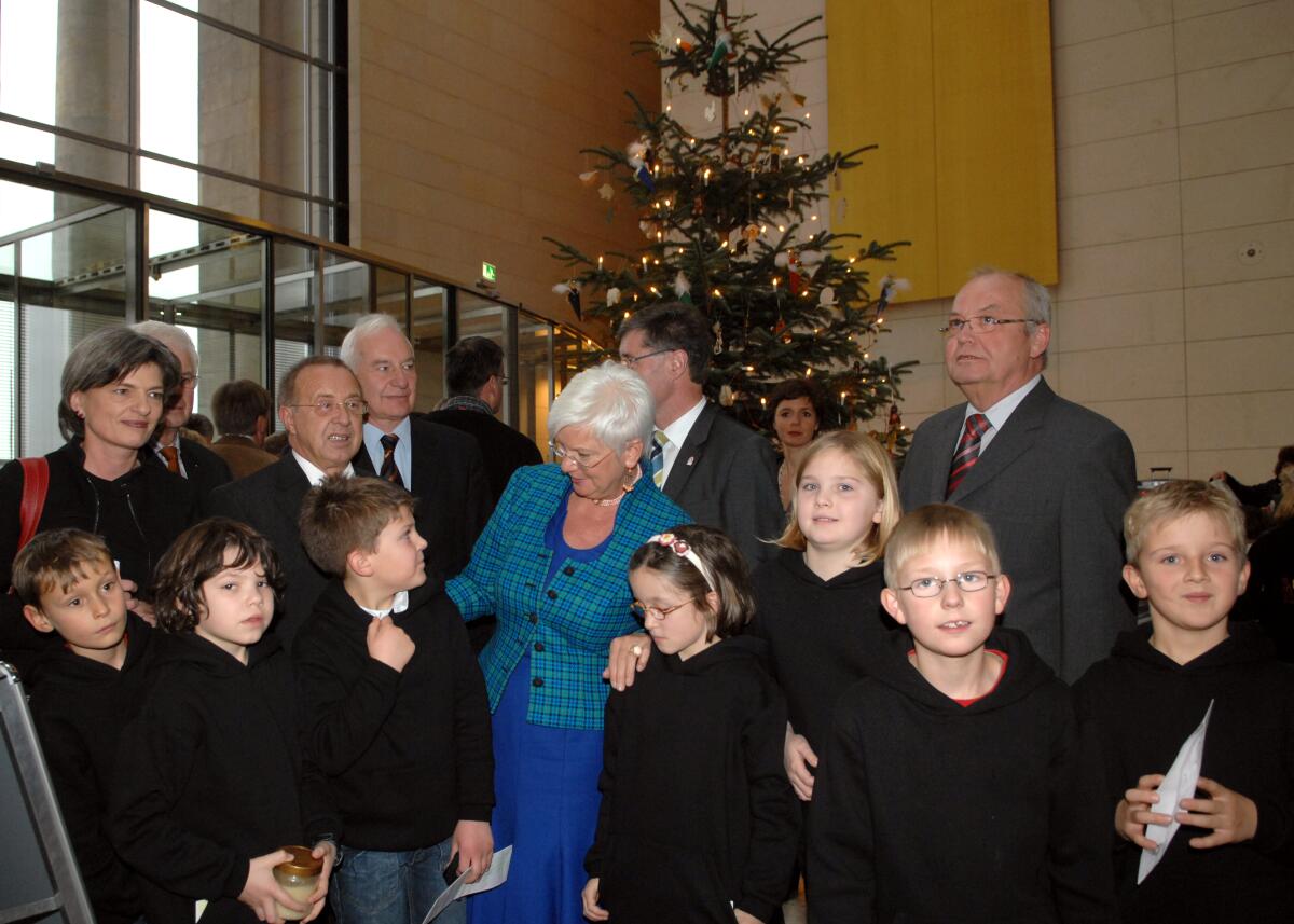 Hasselfeldt, Gerda Bundestagsvizepräsidentin Gerda Hasselfeldt, (mitte), CDU/CSU, begrüßt Mitglieder des Verbandes Deutscher Naturparke, die in diesem Jahr dem Deutschen Bundestag einen Weihnachtsbaum aus dem Naturpark Teutoburger Wald/Eggegebirge übergeben. Kinder aus der Grundschule in Kirchborchen-Etteln haben den bunten Weihnachtsschmuck gebastelt und singen Weihnacht- und Adventslieder bei der feierlichen Übergabe.