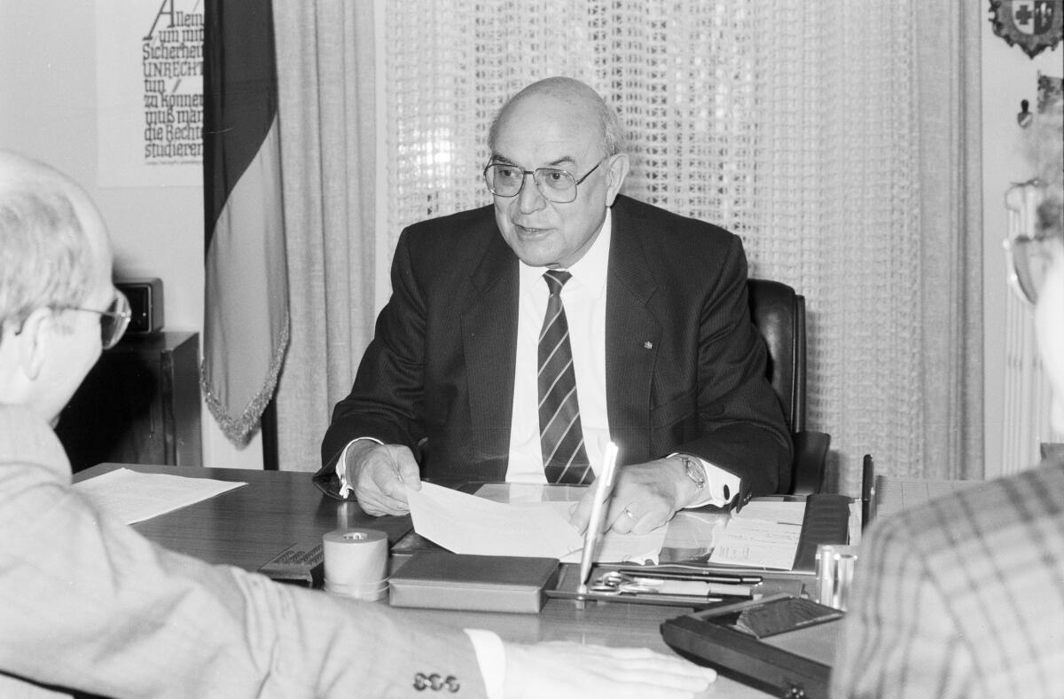 Willi Weiskirch, CDU/CSU, Wehrbeauftragter des Deutschen Bundestages, in seinem Büro.; Arbeitsplatz, Gespräch, Bundeswehr, Militär Weiskirch, Willi Willi Weiskirch, CDU/CSU, Wehrbeauftragter des Deutschen Bundestages, in seinem Büro.; Arbeitsplatz, Gespräch, Bundeswehr, Militär