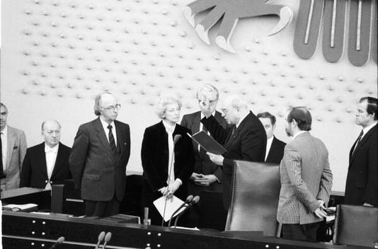 Weiskirch, Willi; Renger, Annemarie; Bücker, Joseph; Schulze, Gerhard; Heyenn, Günther Liegenschaften in Bonn, Plenargebäude