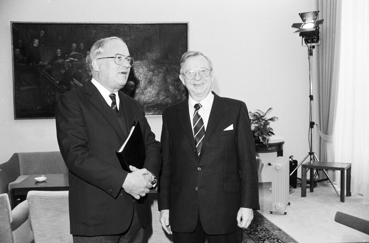 Berkhan, Karl Wilhelm; Barzel, Rainer Karl Wilhelm Berkhan, (re), der Wehrbeauftragte des Deutschen Bundestages, übergibt am 24.02.1984 Bundestagspräsident Dr. Rainer Barzel, (li), CDU/CSU, den Jahresbericht 1983.; Übergabe, Bundeswehr, Militär