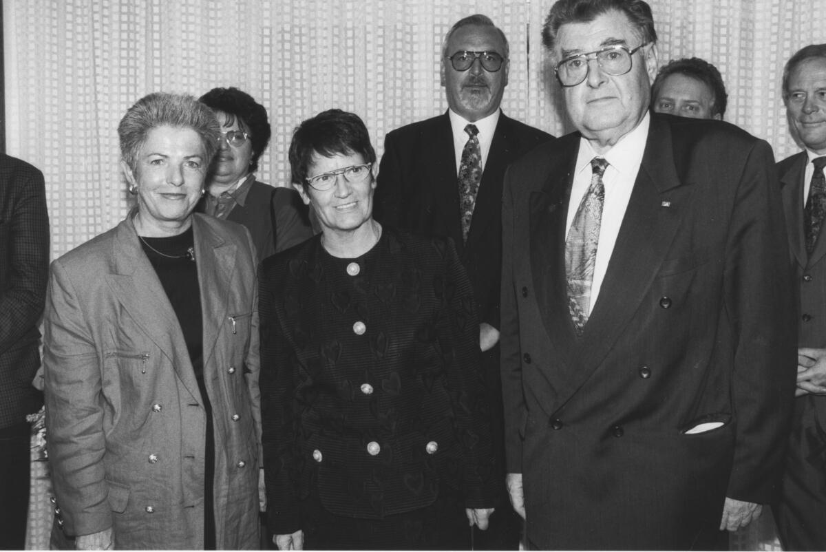 Abschiedsempfang für den Wehrbeauftragten des Deutschen Bundestages, Alfred Biehle, am 27.04.1995.; v.l.n.r.: Claire Marienfeld, CDU/CSU; Rita Süssmuth, CDU/CSU, Bundestagspräsidentin; Wolfgang Zöller, CDU/CSU; Alfred Biehle, CDU/CSU, Wehrbeauftragter. Biehle, Alfred; Marienfeld, Claire; Süssmuth, Rita; Zöller, Wolfgang Abschiedsempfang für den Wehrbeauftragten des Deutschen Bundestages, Alfred Biehle, am 27.04.1995.; v.l.n.r.: Claire Marienfeld, CDU/CSU; Rita Süssmuth, CDU/CSU, Bundestagspräsidentin; Wolfgang Zöller, CDU/CSU; Alfred Biehle, CDU/CSU, Wehrbeauftragter.