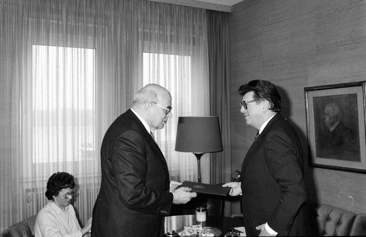 Übergabe der Ernennungsurkunde zum Wehrbeauftragten des Deutschen Bundestages an Willi Weiskirch (li) am 20.03.1985 durch Dr. Phillip Jenninger, CDU/CSU (re); Übergabe, Gestik, Bundeswehr, Militär, Bundestagspräsident Weiskirch, Willi; Jenninger, Philipp Übergabe der Ernennungsurkunde zum Wehrbeauftragten des Deutschen Bundestages an Willi Weiskirch (li) am 20.03.1985 durch Dr. Phillip Jenninger, CDU/CSU (re); Übergabe, Gestik, Bundeswehr, Militär, Bundestagspräsident
