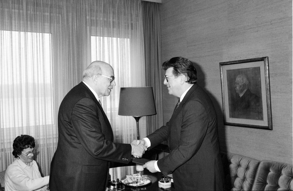 Übergabe der Ernennungsurkunde zum Wehrbeauftragten des Deutschen Bundestages an Willi Weiskirch (li) am 20.03.1985 durch Dr. Phillip Jenninger, CDU/CSU (re); Übergabe, Geste, Gestik, Bundeswehr, Militär, Bundestagspräsident Weiskirch, Willi; Jenninger, Philipp Übergabe der Ernennungsurkunde zum Wehrbeauftragten des Deutschen Bundestages an Willi Weiskirch (li) am 20.03.1985 durch Dr. Phillip Jenninger, CDU/CSU (re); Übergabe, Geste, Gestik, Bundeswehr, Militär, Bundestagspräsident