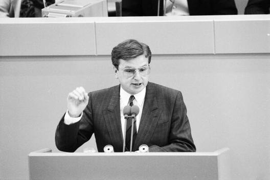Poß, Joachim Liegenschaften in Bonn, Plenargebäude