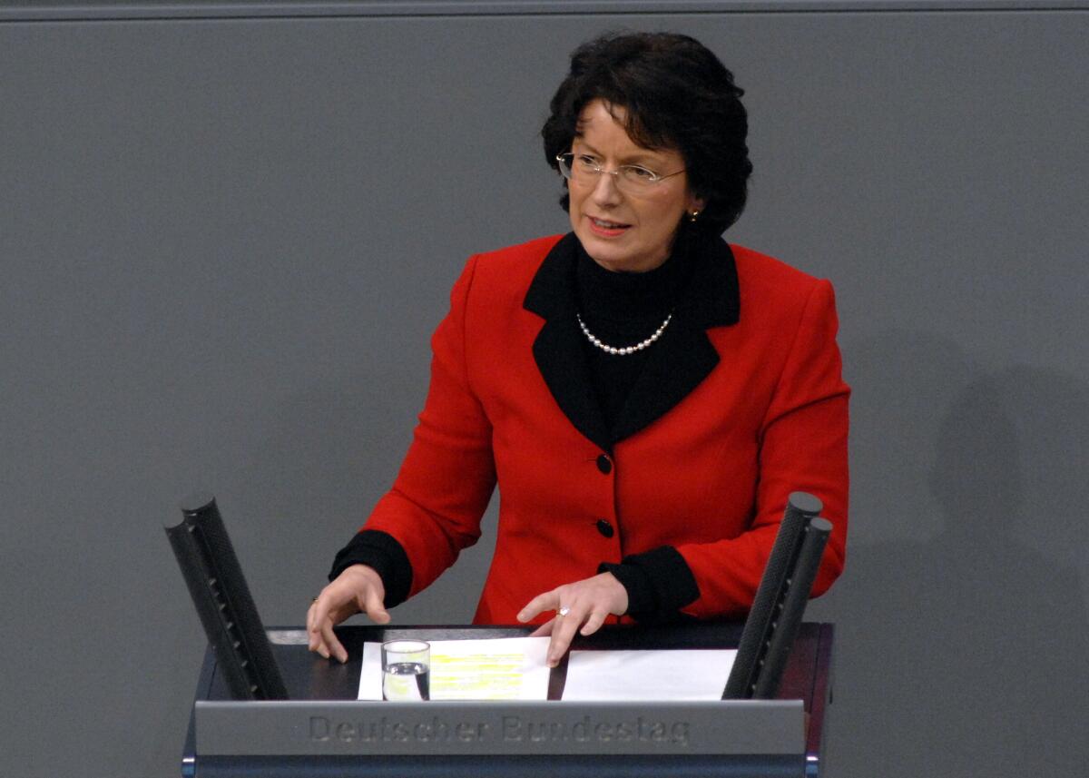 Marie-Luise Dött, CDU/CSU, Bundestagsabgeordnete, Abgeordnete, Mitglied des Deutschen Bundestages, MdB, Rede, Deutscher Bundestag, 196. Sitzung, TOP 4 i. V. m. TOP 32, Thema: Europäischer Rat, Sozialprotokoll zu dem Vertrag von Lissabon.; Rednerpult. Dött, Marie-Luise Marie-Luise Dött, CDU/CSU, Bundestagsabgeordnete, Abgeordnete, Mitglied des Deutschen Bundestages, MdB, Rede, Deutscher Bundestag, 196. Sitzung, TOP 4 i. V. m. TOP 32, Thema: Europäischer Rat, Sozialprotokoll zu dem Vertrag von Lissabon.; Rednerpult.