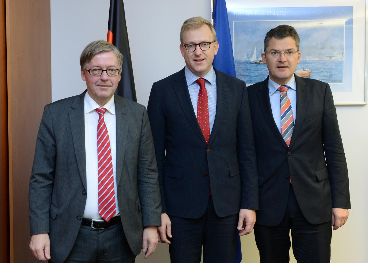 Dr. Hans-Peter Bartels, (li), SPD, Vorsitzender des Verteidigungsausschusses des Deutschen Bundestages, und Roderich Kiesewetter, (re), CDU/CSU, Mitglied Deutscher Bundestag, empfangen Steven Blockmans, (mitte) vom Centre for European Policy Studies, zu einem Gespräch.; Gruppenfoto, Fahne, Fahnen. Bartels, Hans-Peter; Kiesewetter, Roderich; Blockmans, Steven Dr. Hans-Peter Bartels, (li), SPD, Vorsitzender des Verteidigungsausschusses des Deutschen Bundestages, und Roderich Kiesewetter, (re), CDU/CSU, Mitglied Deutscher Bundestag, empfangen Steven Blockmans, (mitte) vom Centre for European Policy Studies, zu einem Gespräch.; Gruppenfoto, Fahne, Fahnen.