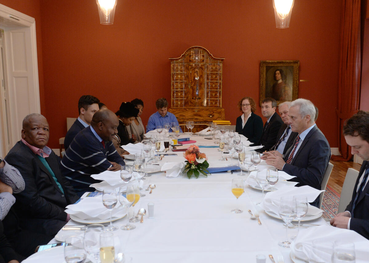 Dr. Peter Ramsauer, (2.v.re), CDU/CSU, Vorsitzender des Ausschusses des Deutschen Bundestages für Wirtschaft und Energie, empfängt eine Delegation von Mitgliedern des Umweltausschusses des Parlaments von Südafrika zu einem Gespräch.; Übersicht. Ramsauer, Peter Dr. Peter Ramsauer, (2.v.re), CDU/CSU, Vorsitzender des Ausschusses des Deutschen Bundestages für Wirtschaft und Energie, empfängt eine Delegation von Mitgliedern des Umweltausschusses des Parlaments von Südafrika zu einem Gespräch.; Übersicht.