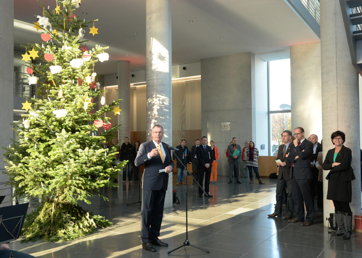 Singhammer, Johannes Bundestagsvizepräsident Johannes Singhammer, CDU/CSU, nimmt vor dem Veranstaltungsfoyer des Marie-Elisabeth-Lüders-Haus einen Weihnachtsbaum aus dem Naturpark Hessische Rhön entgegen.