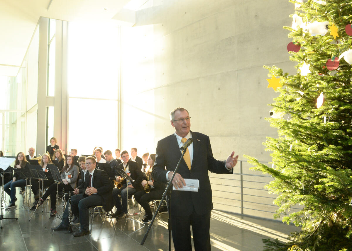 Singhammer, Johannes Bundestagsvizepräsident Johannes Singhammer, CDU/CSU, nimmt vor dem Veranstaltungsfoyer des Marie-Elisabeth-Lüders-Haus einen Weihnachtsbaum aus dem Naturpark Hessische Rhön entgegen.