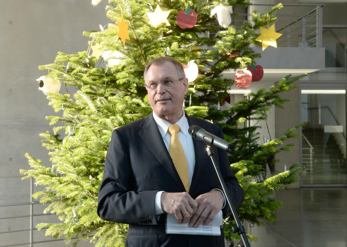 Singhammer, Johannes Bundestagsvizepräsident Johannes Singhammer, CDU/CSU, nimmt vor dem Veranstaltungsfoyer des Marie-Elisabeth-Lüders-Haus einen Weihnachtsbaum aus dem Naturpark Hessische Rhön entgegen.