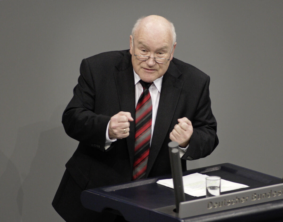 Abgeordneter Ernst Hinsken, MdB (CDU/CSU) bei einer Rede im Deutschen Bundestag. Hinsken, Ernst Abgeordneter Ernst Hinsken, MdB (CDU/CSU) bei einer Rede im Deutschen Bundestag.