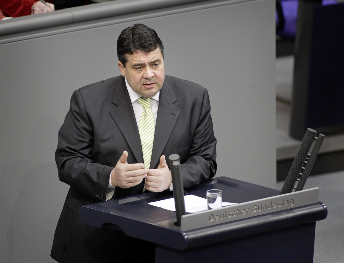 Gabriel, Sigmar Sigmar GABRIEL , SPD , Bundesumweltminister  während einer Rede am 21.02.2008  am Rednerpult im Plenarsaal