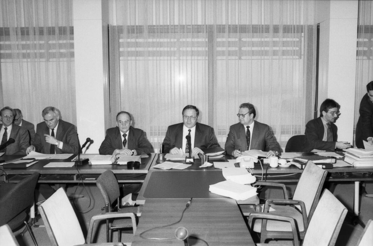 10. Ausschuss für Ernährung, Landwirtschaft und Forsten in der 12. Wahlperiode. Vorsitzender: Siegfried Hornung, CDU/CSU, MdB. Stellvertretender Vorsitzender: Rudolf Müller, SPD, MdB.; Sitzung, Bundestagsabgeordnete, Abgeordnete 10. Ausschuss für Ernährung, Landwirtschaft und Forsten in der 12. Wahlperiode. Vorsitzender: Siegfried Hornung, CDU/CSU, MdB. Stellvertretender Vorsitzender: Rudolf Müller, SPD, MdB.; Sitzung, Bundestagsabgeordnete, Abgeordnete