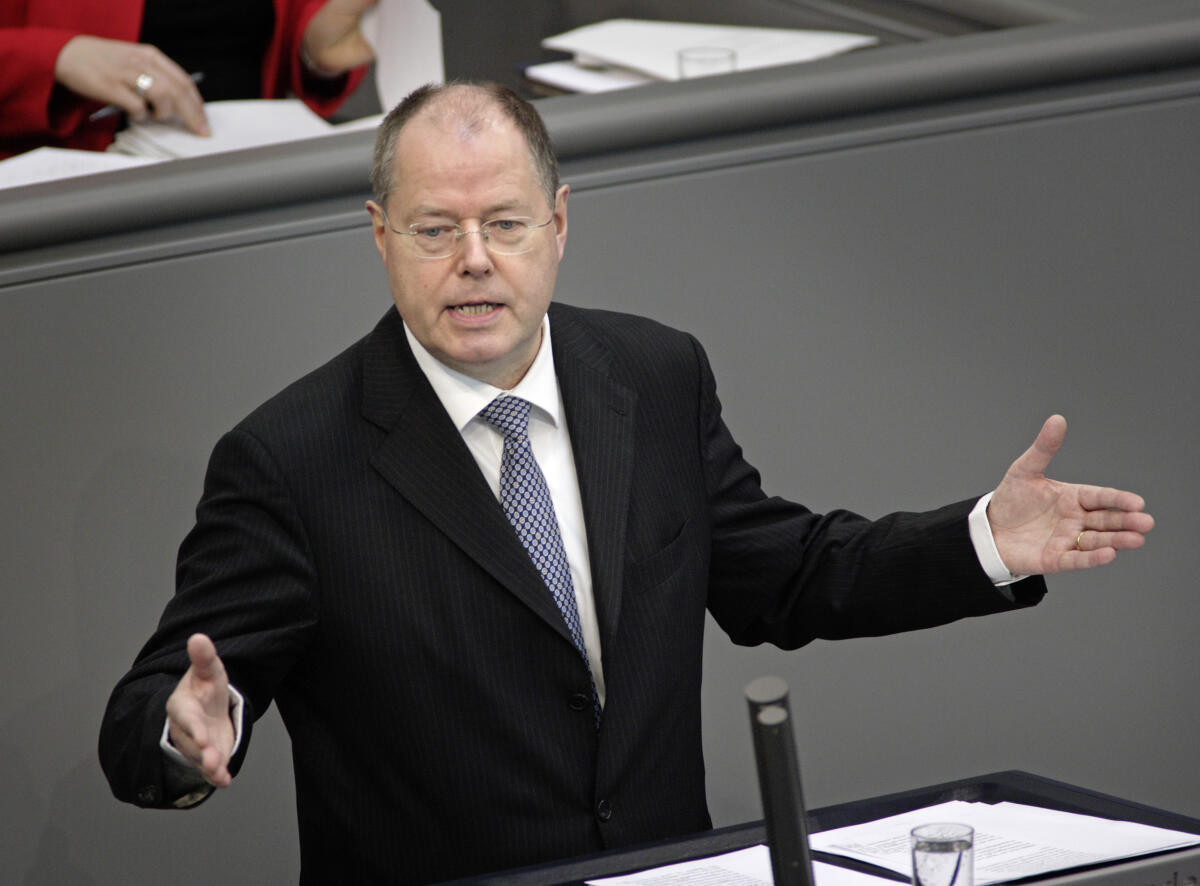 Peer STEINBRUECK , SPD , Bundesfinanzminister , während einer Plenarsitzung am Rednerpult im Plenarsaal Steinbrück, Peer Peer STEINBRUECK , SPD , Bundesfinanzminister , während einer Plenarsitzung am Rednerpult im Plenarsaal