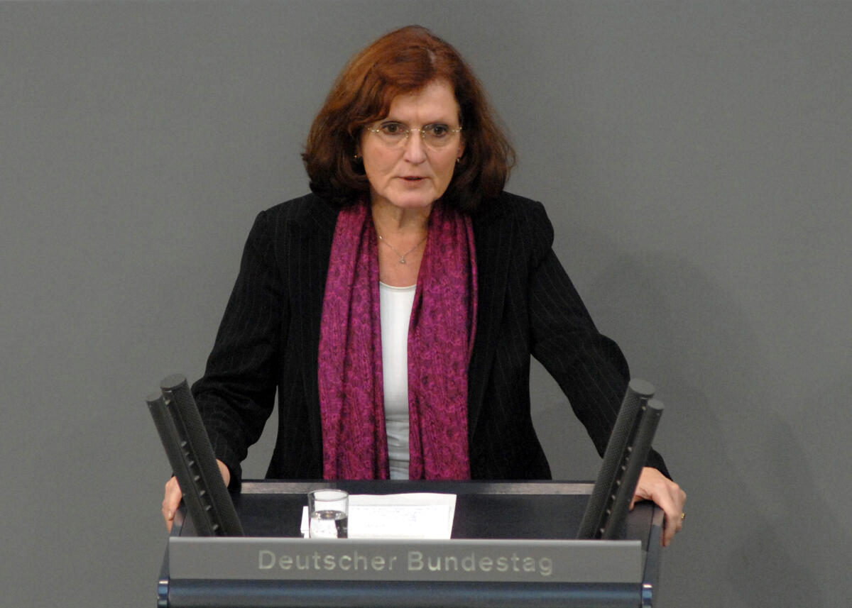 Ursula Mogg, SPD, Bundestagsabgeordnete, Abgeordnete, Mitglied des Deutschen Bundestages, MdB, Rede, Deutscher Bundestag, 181. Sitzung, TOP 1, Thema: Bundeswehreinsatz in Afghanistan (ISAF).; Rednerpult. Mogg, Ursula Ursula Mogg, SPD, Bundestagsabgeordnete, Abgeordnete, Mitglied des Deutschen Bundestages, MdB, Rede, Deutscher Bundestag, 181. Sitzung, TOP 1, Thema: Bundeswehreinsatz in Afghanistan (ISAF).; Rednerpult.