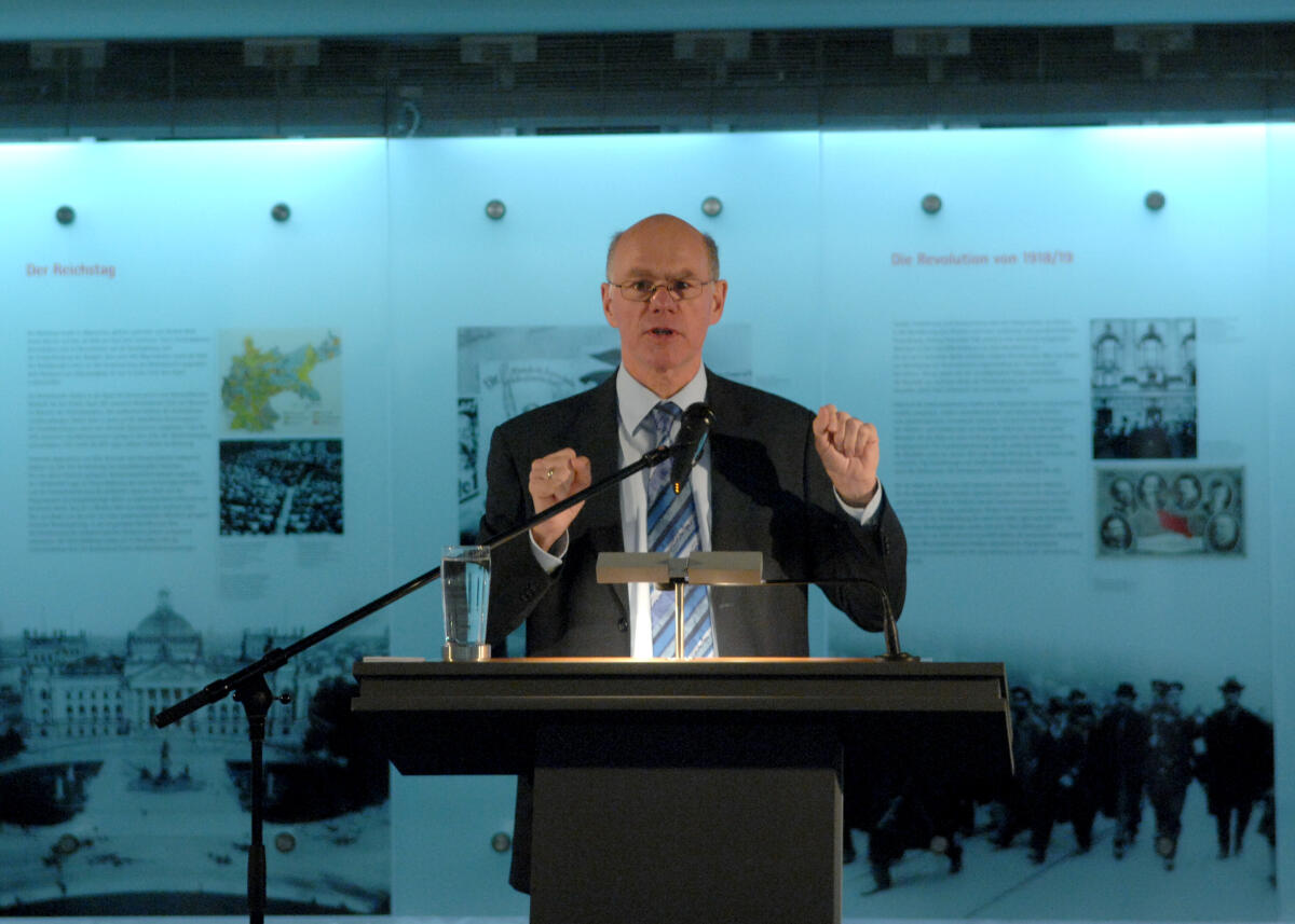 Lammert, Norbert Bundestagspräsident Prof. Dr. Norbert Lammert, CDU/CSU, eröffnet die neue verfassungs- und parlamentsgeschichtliche Ausstellung des Deutschen Bundestages. Anlässlich der Jahrestage, die in diesem und im kommenden Jahr an das erste Zusammentreten des Parlamentarischen Rates, an die Verabschiedung und Verkündung unseres Grundgesetzes und an den Fall der Mauer erinnern, soll diese Dauerausstellung in kurzen Texten und Bildern auf die wechselhafte Geschichte der Entwicklung unserer Verfassung und unseres Parlaments aufmerksam machen.