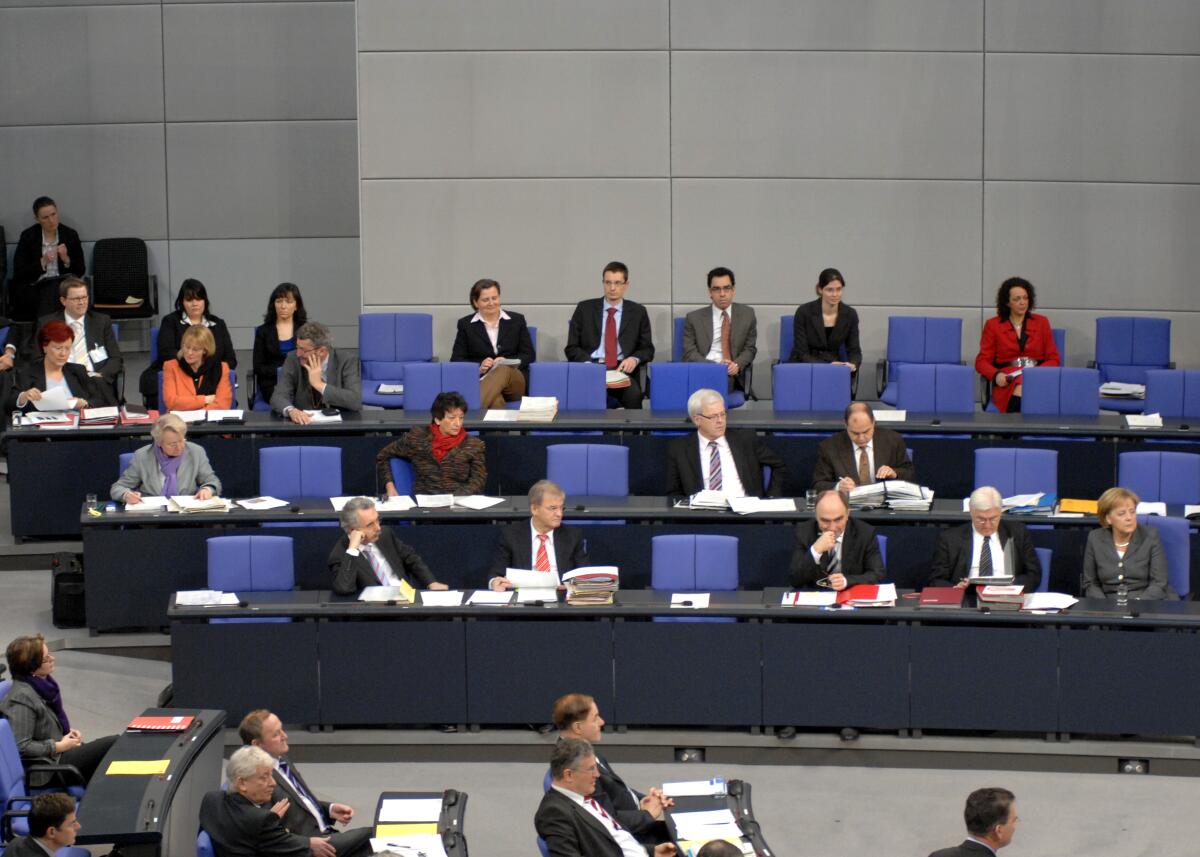 Karl Diller, Parlamentarischer Staatssekretär, SPD, (1. Reihe 2.v.li.), auf der Regierungsbank. Diller, Karl Karl Diller, Parlamentarischer Staatssekretär, SPD, (1. Reihe 2.v.li.), auf der Regierungsbank.