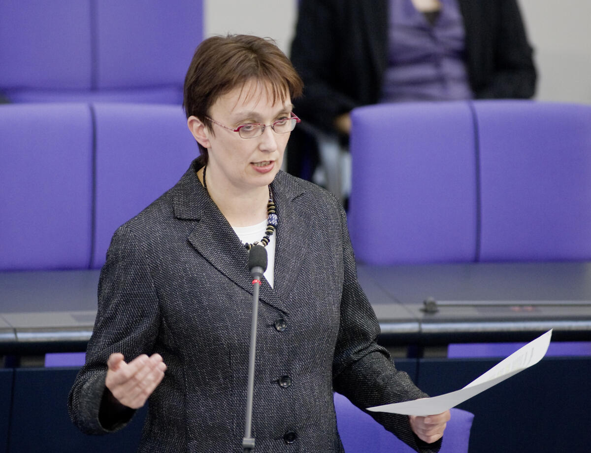 Astrid KLUG, MdB, Parlamentarische Staatssekretärin beantwortet in der Befragung der Bundesregierung Fragen zum Thema: 2.Flugplatz-Schallschutzmaßnahmenverordnung Klug, Astrid Astrid KLUG, MdB, Parlamentarische Staatssekretärin beantwortet in der Befragung der Bundesregierung Fragen zum Thema: 2.Flugplatz-Schallschutzmaßnahmenverordnung