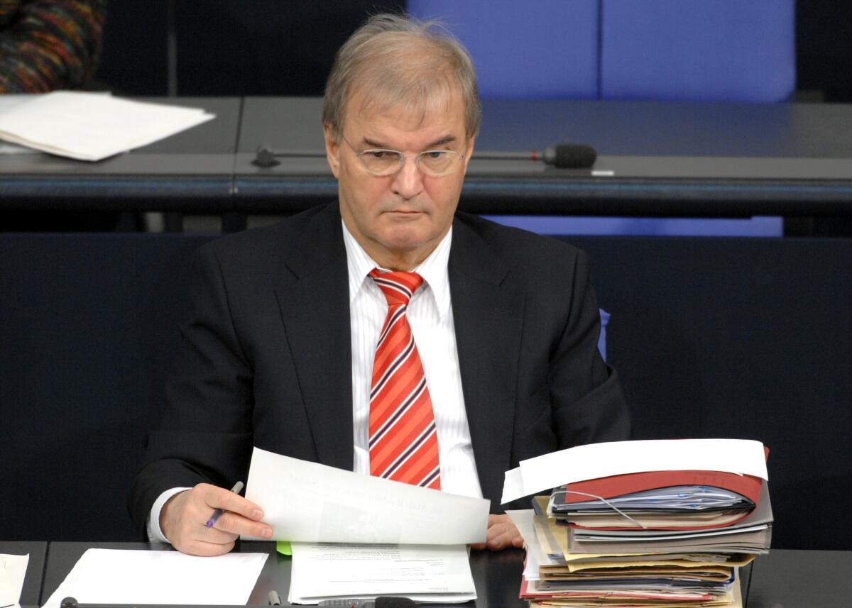 Karl Diller, Parlamentarischer Staatssekretär, SPD, auf der Regierungsbank. Diller, Karl Karl Diller, Parlamentarischer Staatssekretär, SPD, auf der Regierungsbank.