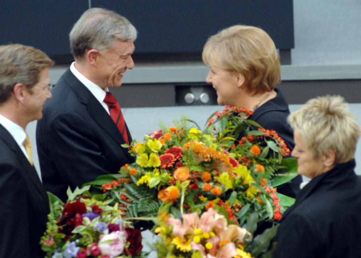 13. Bundesversammlung zur Wahl des Bundespräsidenten der Bundesrepublik Deutschland. Bundestagspräsident Prof. Dr. Norbert Lammert, CDU/CSU, eröffnet die Sitzung. Bundeskanzlerin Dr. Angela Merkel, (2.v.re), CDU/CSU, gratuliert Bundespräsident Horst Köhler zur Wiederwahl. Merkel, Angela; Köhler, Horst; Künast, Renate; Westerwelle, Guido 13. Bundesversammlung zur Wahl des Bundespräsidenten der Bundesrepublik Deutschland. Bundestagspräsident Prof. Dr. Norbert Lammert, CDU/CSU, eröffnet die Sitzung. Bundeskanzlerin Dr. Angela Merkel, (2.v.re), CDU/CSU, gratuliert Bundespräsident Horst Köhler zur Wiederwahl.