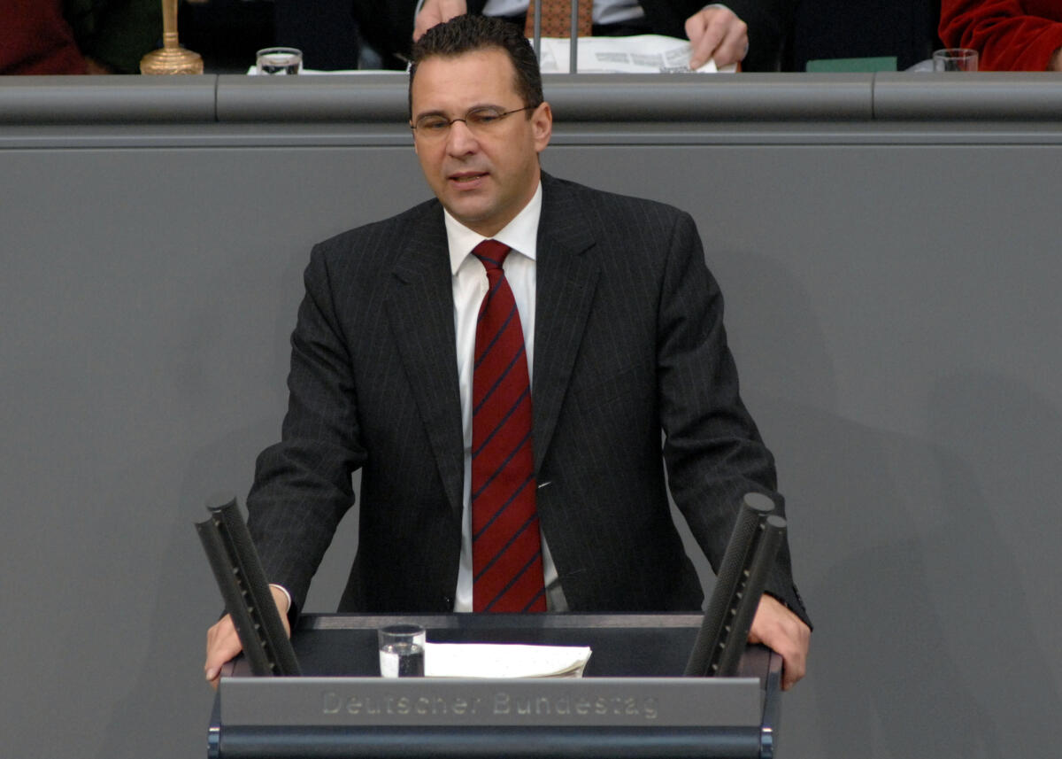 Dr. Joachim Pfeiffer, CDU/CSU, Bundestagsabgeordneter, Abgeordneter, Mitglied des Deutschen Bundestages, MdB, Rede, Deutscher Bundestag, 145. Sitzung, TOP 4, Thema: Erneuerbare Energien, Redner 9.; Rednerpult. Pfeiffer, Joachim Dr. Joachim Pfeiffer, CDU/CSU, Bundestagsabgeordneter, Abgeordneter, Mitglied des Deutschen Bundestages, MdB, Rede, Deutscher Bundestag, 145. Sitzung, TOP 4, Thema: Erneuerbare Energien, Redner 9.; Rednerpult.