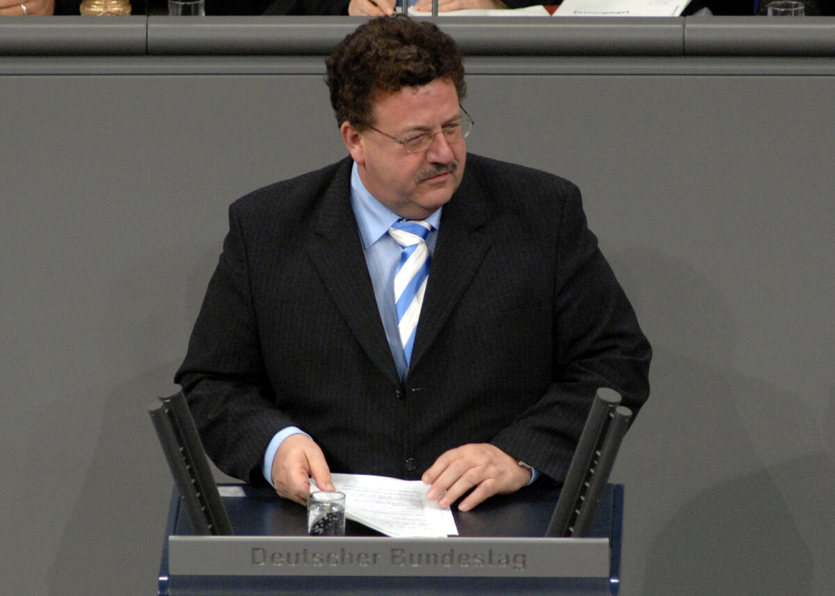 Hans-Joachim Fuchtel, CDU/CSU, Bundestagsabgeordneter, Abgeordneter, Mitglied des Deutschen Bundestages, MdB, Rede, Deutscher Bundestag, 151. Sitzung, TOP 13, Thema: Erneuerbare Energien im Ausland.; Rednerpult. Fuchtel, Hans-Joachim Hans-Joachim Fuchtel, CDU/CSU, Bundestagsabgeordneter, Abgeordneter, Mitglied des Deutschen Bundestages, MdB, Rede, Deutscher Bundestag, 151. Sitzung, TOP 13, Thema: Erneuerbare Energien im Ausland.; Rednerpult.