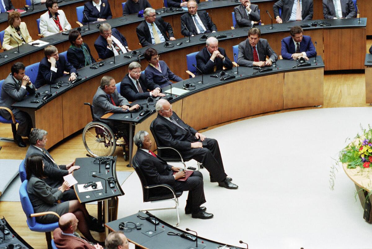 Mandela, Nelson; Herzog, Roman Südafrikas Präsident Nelson Mandela sitzt während der Begrüßung durch Bundestagspräsidentin Rita Süssmuth neben Bundespräsident Roman Herzog, CDU, im Plenarsaal. Im Hintergrund sitzen die Mitglieder der CDU/CSU- Fraktion.