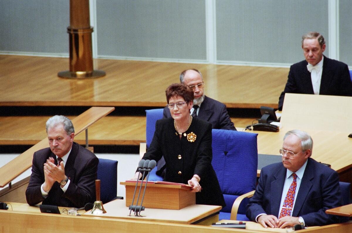 Süssmuth, Rita; Kabel, Rudolf Bundestagspräsidentin Rita Süssmuth, CDU/CSU, MdB, hält  zur Begrüßung von Südafrikas Präsident Nelson Mandela eine Rede. Im Hintergrund sitzt der Direktor beim Deutschen Bundestag Rudolf Kabel.; Rede