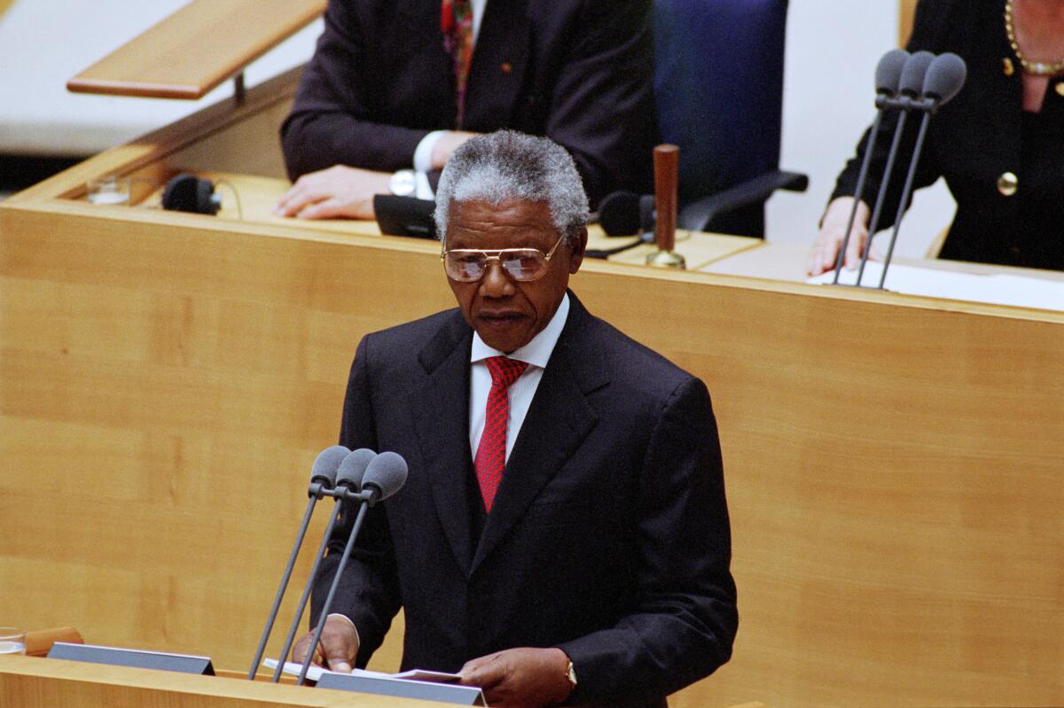 Mandela, Nelson Südafrikas Präsident Nelson Mandela während seiner Rede im Deutschen Bundestag. Er lobt den Beitrag des deutschen Volkes zur Überwindung der Apartheid, der Rassentrennung in Südafrika, und wirbt um deutsche Investitionen in seinem Heimatland.; Rede, Rednerpult