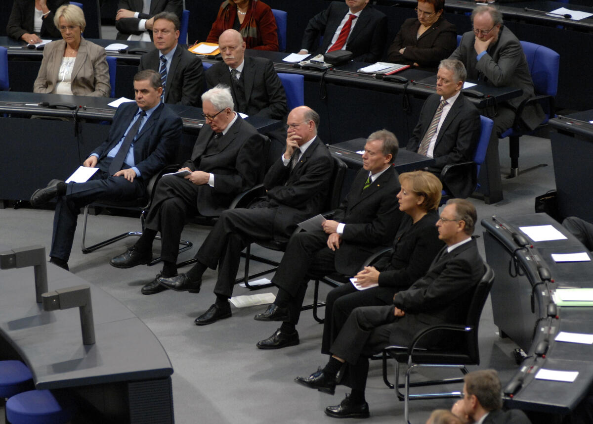Gedenkstunde des Deutschen Bundestages: "Die Zerstörung der Demokratie in Deutschland vor 75 Jahren". Hier die Verfassungsorgane: v.li. Peter Müller, Bundesratspräsident, Dr. Hans-Jochen Vogel, Bundesminister a. D., Prof. Dr. Norbert Lammert, Bundestagspräsident, Horst Köhler, Bundespräsident, Dr. Angela Merkel, Bundeskanzlerin, Dr. Hans-Jürgen Papier, Bundesverfassungsgericht.; Übersicht. Müller, Peter; Vogel, Hans-Jochen; Lammert, Norbert; Köhler, Horst; Merkel, Angela; Papier, Hans-Jürgen Gedenkstunde des Deutschen Bundestages: "Die Zerstörung der Demokratie in Deutschland vor 75 Jahren". Hier die Verfassungsorgane: v.li. Peter Müller, Bundesratspräsident, Dr. Hans-Jochen Vogel, Bundesminister a. D., Prof. Dr. Norbert Lammert, Bundestagspräsident, Horst Köhler, Bundespräsident, Dr. Angela Merkel, Bundeskanzlerin, Dr. Hans-Jürgen Papier, Bundesverfassungsgericht.; Übersicht.