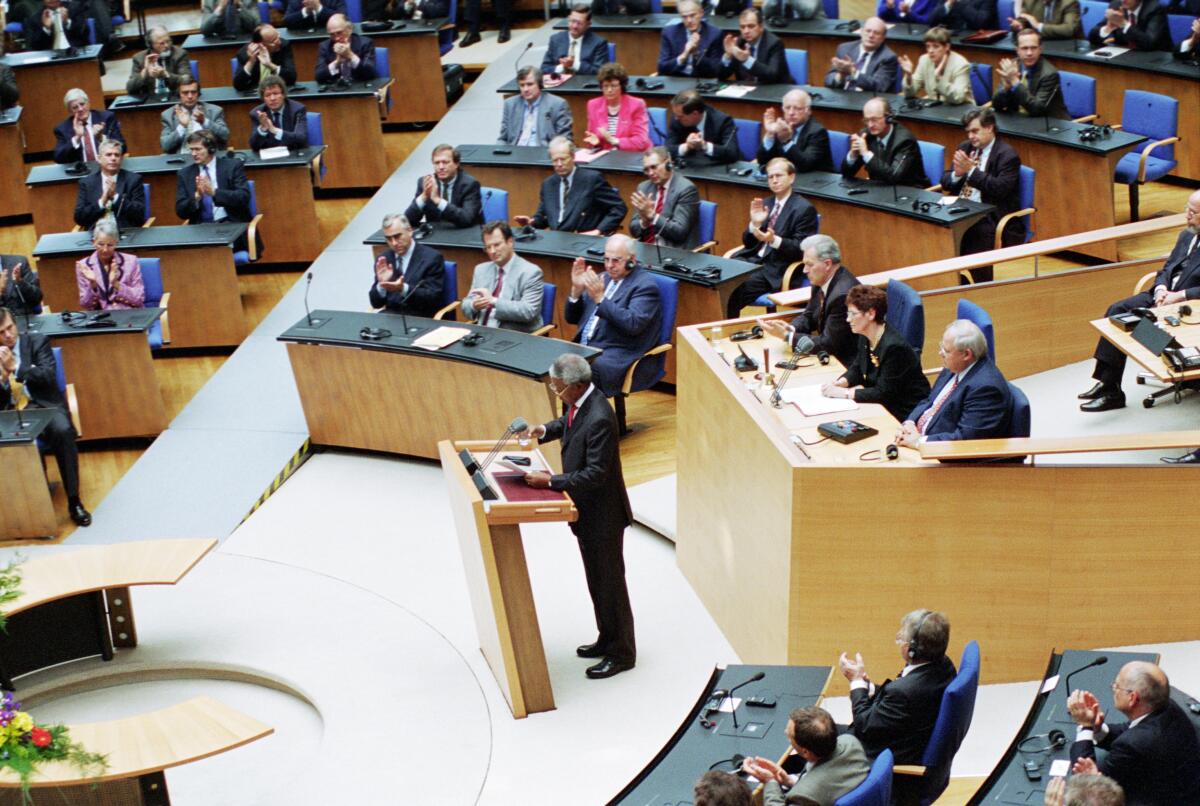 Mandela, Nelson Südafrikas Präsident Nelson Mandela hält seine Rede im Deutschen Bundestag unter Vorsitz der Bundestagspräsidentin Rita Süssmuth, CDU/CSU, MdB.; Im Hintergrund auf der Regierungsbank sitzen Bundeskanzler Helmut Kohl, CDU/CSU, MdB, und die Bundesminister.; Kabinett, Minister, Rede, Beifall, Applaus, applaudieren