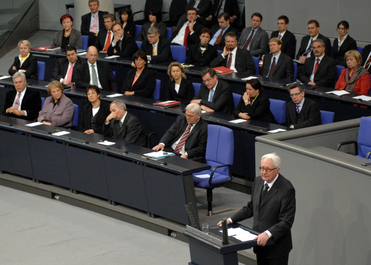 Gedenkstunde des Deutschen Bundestages: "Die Zerstörung der Demokratie in Deutschland vor 75 Jahren". Hier die Rede von Dr. Hans-Jochen Vogel, Bundesminister a. D., SPD. Im Hintergrund die Regierungsbank.; Rednerpult, Übersicht. Vogel, Hans-Jochen Gedenkstunde des Deutschen Bundestages: "Die Zerstörung der Demokratie in Deutschland vor 75 Jahren". Hier die Rede von Dr. Hans-Jochen Vogel, Bundesminister a. D., SPD. Im Hintergrund die Regierungsbank.; Rednerpult, Übersicht.