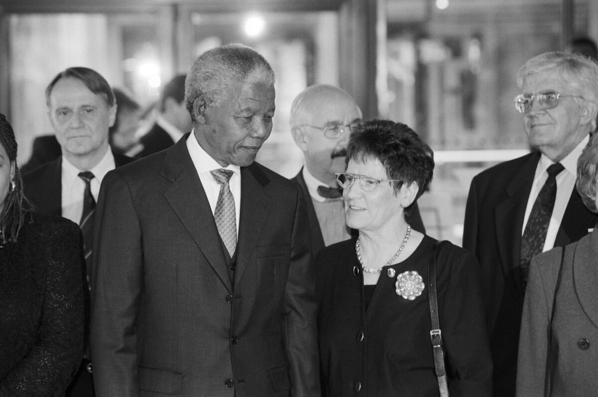 Mandela, Nelson; Süssmuth, Rita; Klein, Hans Südafrikas Präsident Nelson Mandela wird im Eingangsbereich des Plenarsaals von Bundestagspräsidentin Rita Süssmuth, CDU/CSU, MdB, empfangen. Im Hintergrund steht Bundestagsvizepräsident, CDU/CSU, MdB, Hans Klein.; Empfang, empfangen