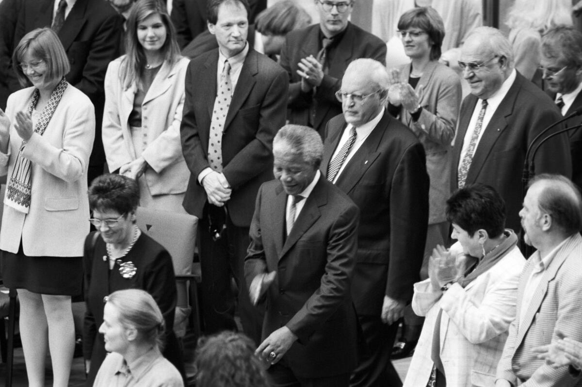 Mandela, Nelson; Süssmuth, Rita; Kohl, Helmut; Herzog, Roman Südafrikas Präsident Nelson Mandela betritt gemeinsam mit Bundestagspräsidentin Rita Süssmuth und Bundeskanzler Helmut Kohl (beide CDU/CSU, MdB) begleitet von Bundespräsident Roman Herzog, CDU, den Plenarsaal.; Empfang, empfangen