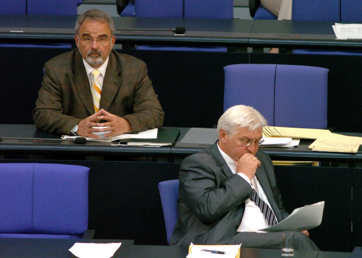 Thomas Kossendey, CDU/CSU, (li.), Parl. Staatssekretär, MdB, auf der Regierungsbank.; Bundesaussenminister Frank Walter Steinmeier, SPD, (re.). Kossendey, Thomas; Steinmeier, Frank-Walter Thomas Kossendey, CDU/CSU, (li.), Parl. Staatssekretär, MdB, auf der Regierungsbank.; Bundesaussenminister Frank Walter Steinmeier, SPD, (re.).