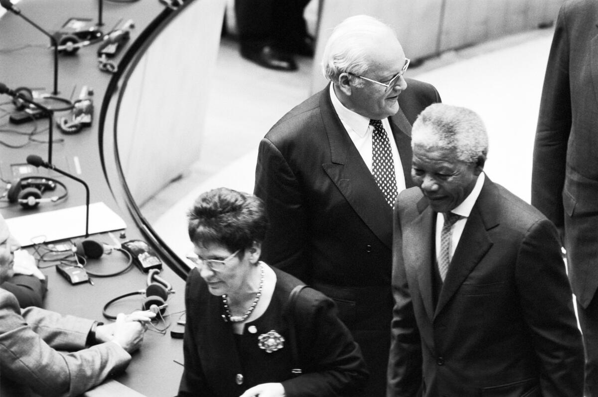 Mandela, Nelson; Süssmuth, Rita; Herzog, Roman Südafrikas Präsident Nelson Mandela verlässt nach seiner Rede mit Bundestagspräsidentin Rita Süssmuth, CDU/CSU, MdB, und Bundespräsident Roman Herzog, CDU, gemeinsam den Plenarsaal.