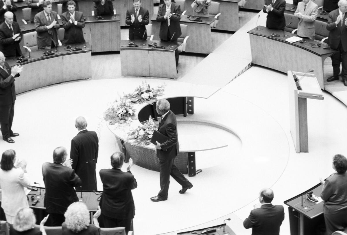 Mandela, Nelson Südafrikas Präsident Nelson Mandela erhält nach seiner Rede vor dem Deutschen Bundestag in Bonn stehende Ovationen des gesamten Hauses.; Standing ovations, Applaus, Beifall, stehender Applaus, applaudieren