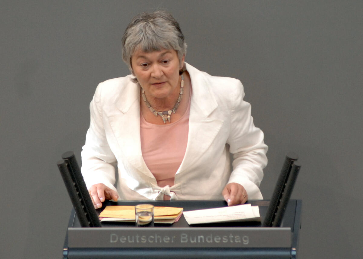 Landgraf, Katharina Katharina Landgraf, CDU/CSU, Bundestagsabgeordnete, Abgeordnete, Mitglied des Deutschen Bundestages, MdB, Rede, Deutscher Bundestag, 166. Sitzung, TOP 4, Thema: Existenzsicherung von Kindern.; Rednerpult.