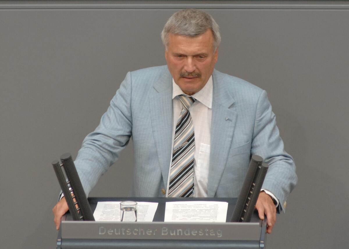Kurt J. Rossmanith, CDU/CSU, Bundestagsabgeordneter, Abgeordneter, Mitglied des Deutschen Bundestages, MdB, Rede, Deutscher Bundestag, 227. Sitzung, TOP 5, Thema: Staatsgarantie für Sozialversicherungen.; Rednerpult. Rossmanith, Kurt Kurt J. Rossmanith, CDU/CSU, Bundestagsabgeordneter, Abgeordneter, Mitglied des Deutschen Bundestages, MdB, Rede, Deutscher Bundestag, 227. Sitzung, TOP 5, Thema: Staatsgarantie für Sozialversicherungen.; Rednerpult.