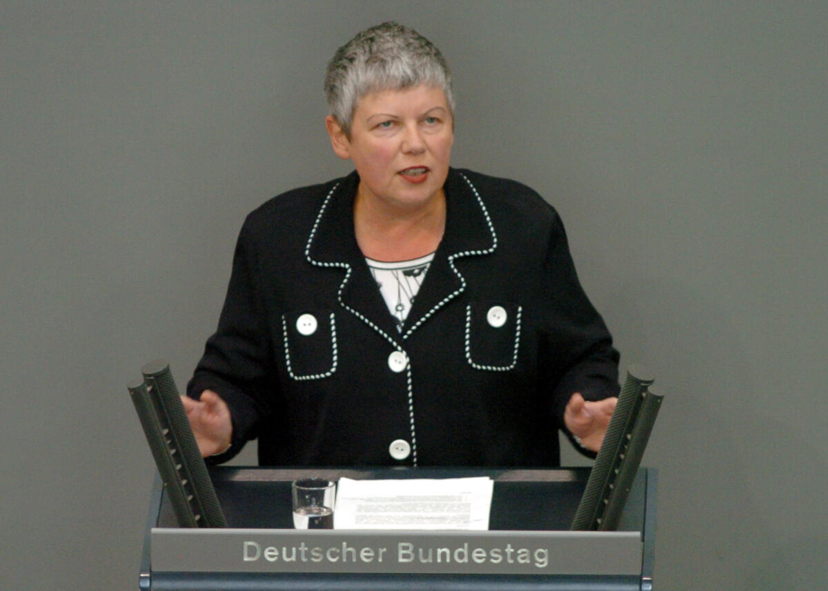 Petra Weis, SPD, Bundestagsabgeordnete, Abgeordnete, Mitglied des Deutschen Bundestages, MdB, Rede, Deutscher Bundestag, 176. Sitzung, TOP 1 Epl 12, Thema: Haushaltsgesetz 2009 Verkehr, Bau und Stadtentwicklung.; Rednerpult. Weis, Petra Petra Weis, SPD, Bundestagsabgeordnete, Abgeordnete, Mitglied des Deutschen Bundestages, MdB, Rede, Deutscher Bundestag, 176. Sitzung, TOP 1 Epl 12, Thema: Haushaltsgesetz 2009 Verkehr, Bau und Stadtentwicklung.; Rednerpult.