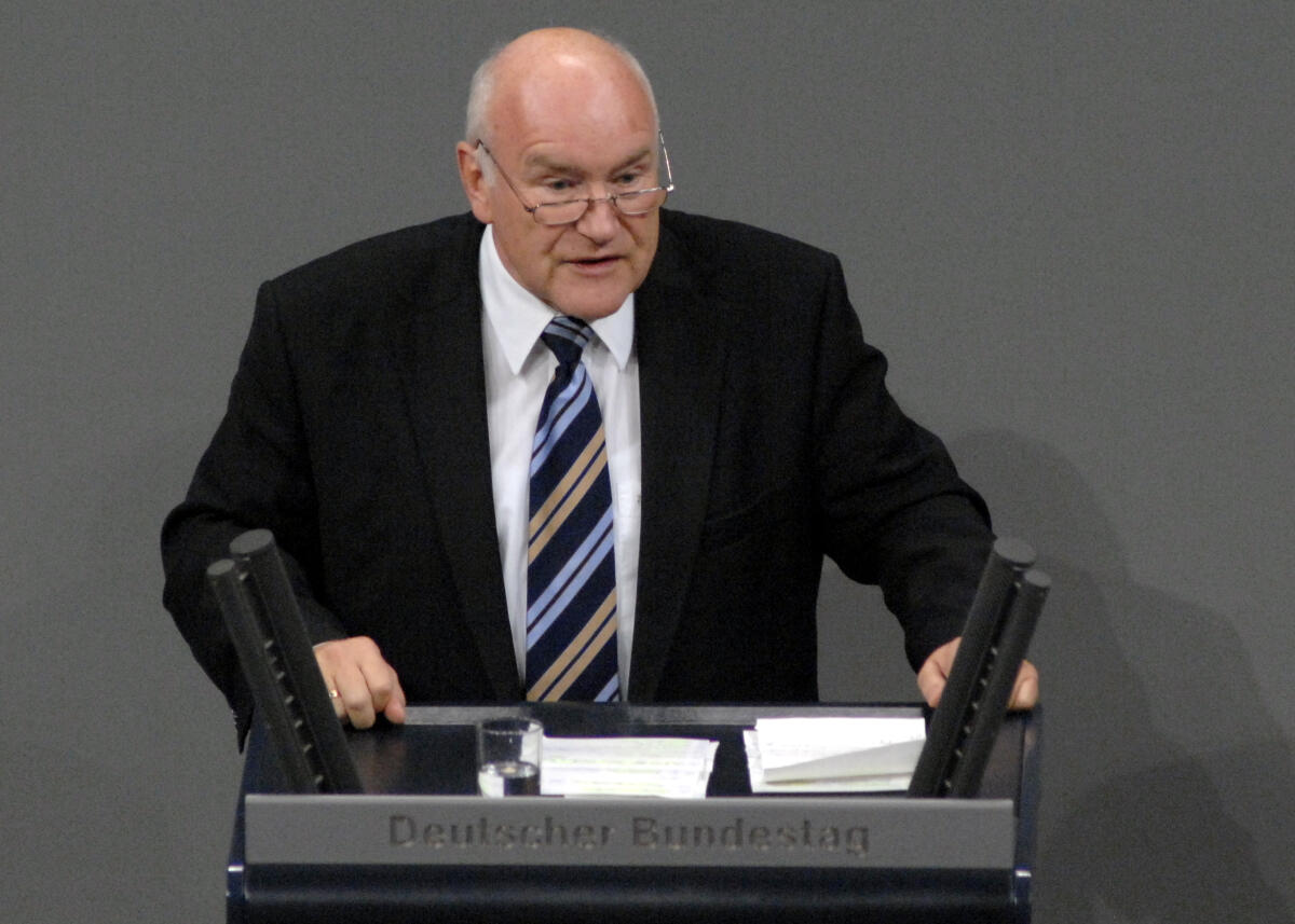 Ernst Hinsken, PSts., CDU/CSU, Bundestagsabgeordneter, Abgeordneter, Mitglied des Deutschen Bundestages, MdB, Rede, Deutscher Bundestag, 179. Sitzung, TOP 11, Thema: Tourismuspolitik.; Rednerpult. Hinsken, Ernst Ernst Hinsken, PSts., CDU/CSU, Bundestagsabgeordneter, Abgeordneter, Mitglied des Deutschen Bundestages, MdB, Rede, Deutscher Bundestag, 179. Sitzung, TOP 11, Thema: Tourismuspolitik.; Rednerpult.