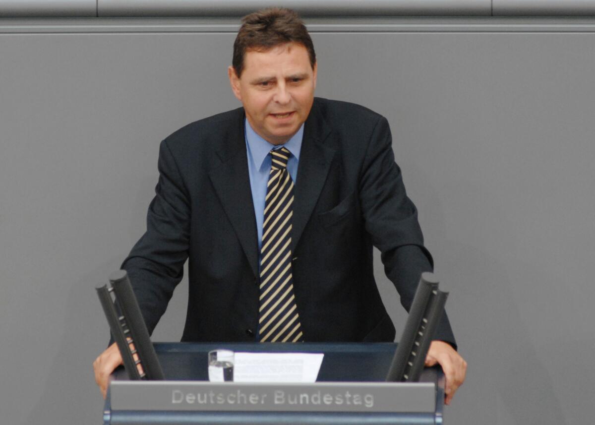 Bernd Heynemann, CDU/CSU, Bundestagsabgeordneter, Abgeordneter, Mitglied des Deutschen Bundestages, MdB, Rede, Deutscher Bundestag, 230. Sitzung, TOP 5, Thema: Sportpolitik.; Rednerpult. Heynemann, Bernd Bernd Heynemann, CDU/CSU, Bundestagsabgeordneter, Abgeordneter, Mitglied des Deutschen Bundestages, MdB, Rede, Deutscher Bundestag, 230. Sitzung, TOP 5, Thema: Sportpolitik.; Rednerpult.