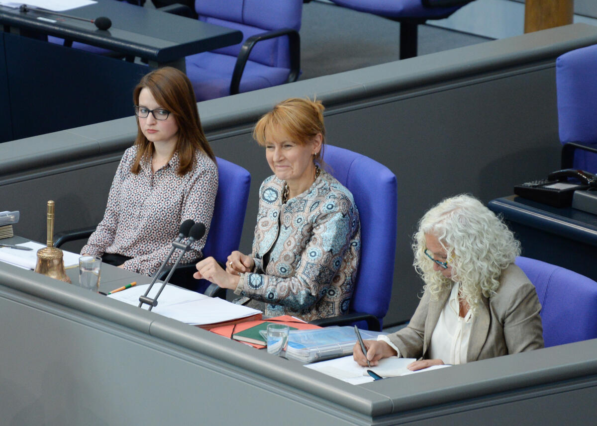 Schriftführer: Ronja Schmitt, (li), CDU/CSU, Azize Tank, (re), DIE LINKE, Vorsitz: Bundestagsvizepräsidentin Edelgard Bulmahn, SPD. Schmitt, Ronja; Bulmahn, Edelgard; Tank, Azize Schriftführer: Ronja Schmitt, (li), CDU/CSU, Azize Tank, (re), DIE LINKE, Vorsitz: Bundestagsvizepräsidentin Edelgard Bulmahn, SPD.