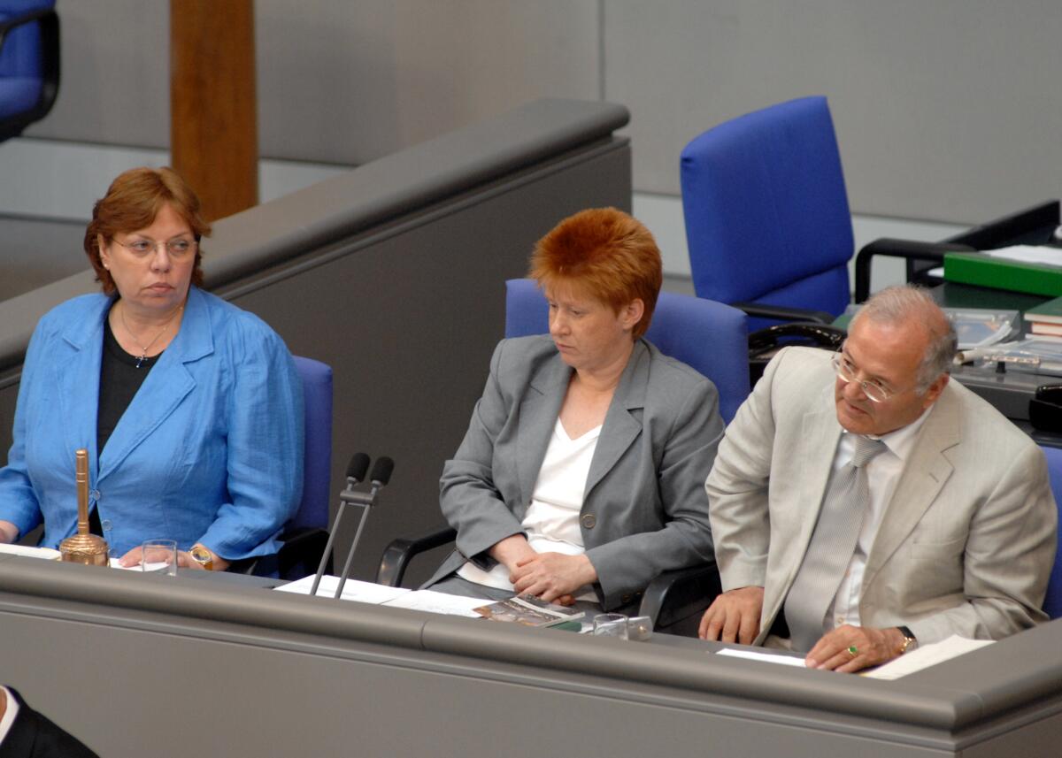 Hakki Keskin, DIE LINKE., (re), Schriftführer. Vorsitz: Bundestagsvizepräsidentin Petra Pau, DIE LINKE. Keskin, Hakki; Pau, Petra Hakki Keskin, DIE LINKE., (re), Schriftführer. Vorsitz: Bundestagsvizepräsidentin Petra Pau, DIE LINKE.