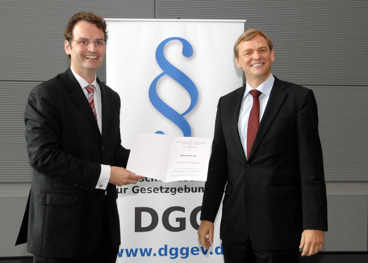 Die Deutsche Gesellschaft für Gesetzgebung e. V. vergibt in Zusammenarbeit mit der Stiftung Apfelbaum "Preise für gute Gesetzgebung". Den Festvortrag hält Bundestagspräsident Prof. Dr. Norbert Lammert, CDU/CSU. Die Dankesworte spricht Dr. Günter Krings, (li), CDU/CSU, Mitglied des Deutschen Bundestages, der auch die Preise an die Preisträger weiterreicht. Hier der Preisträger des Ehrenpreises, Prof. Dr. Martin Henssler, (re), der für den Deutschen Juristentag den Preis entgegen nimmt. Krings, Günter; Henssler, Martin Die Deutsche Gesellschaft für Gesetzgebung e. V. vergibt in Zusammenarbeit mit der Stiftung Apfelbaum "Preise für gute Gesetzgebung". Den Festvortrag hält Bundestagspräsident Prof. Dr. Norbert Lammert, CDU/CSU. Die Dankesworte spricht Dr. Günter Krings, (li), CDU/CSU, Mitglied des Deutschen Bundestages, der auch die Preise an die Preisträger weiterreicht. Hier der Preisträger des Ehrenpreises, Prof. Dr. Martin Henssler, (re), der für den Deutschen Juristentag den Preis entgegen nimmt.