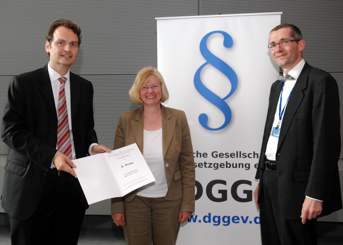Die Deutsche Gesellschaft für Gesetzgebung e. V. vergibt in Zusammenarbeit mit der Stiftung Apfelbaum "Preise für gute Gesetzgebung". Den Festvortrag hält Bundestagspräsident Prof. Dr. Norbert Lammert, CDU/CSU. Die Dankesworte spricht Dr. Günter Krings, (li), CDU/CSU, Mitglied des Deutschen Bundestages, der auch die Preise an die Preisträger weiterreicht. Hier die Preisträgerin Petra Beckmann, die stellvertretend für das Innenministerium Baden-Württemberg den 3. Preis entgegen nimmt, und der Laudator Thomas Hadamek, (re). Krings, Günter; Beckmann, Petra; Hadamek, Thomas Die Deutsche Gesellschaft für Gesetzgebung e. V. vergibt in Zusammenarbeit mit der Stiftung Apfelbaum "Preise für gute Gesetzgebung". Den Festvortrag hält Bundestagspräsident Prof. Dr. Norbert Lammert, CDU/CSU. Die Dankesworte spricht Dr. Günter Krings, (li), CDU/CSU, Mitglied des Deutschen Bundestages, der auch die Preise an die Preisträger weiterreicht. Hier die Preisträgerin Petra Beckmann, die stellvertretend für das Innenministerium Baden-Württemberg den 3. Preis entgegen nimmt, und der Laudator Thomas Hadamek, (re).